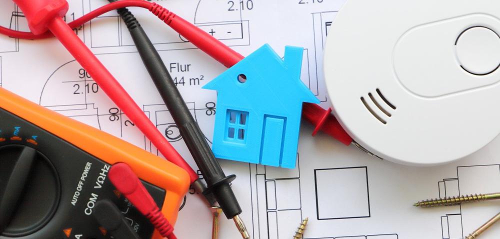Elektroinstallationsmaterial auf Bauplan: Kabel, Klemmen, Hohlwanddose und Wellrohr – erhältlich bei Elektro Pepi